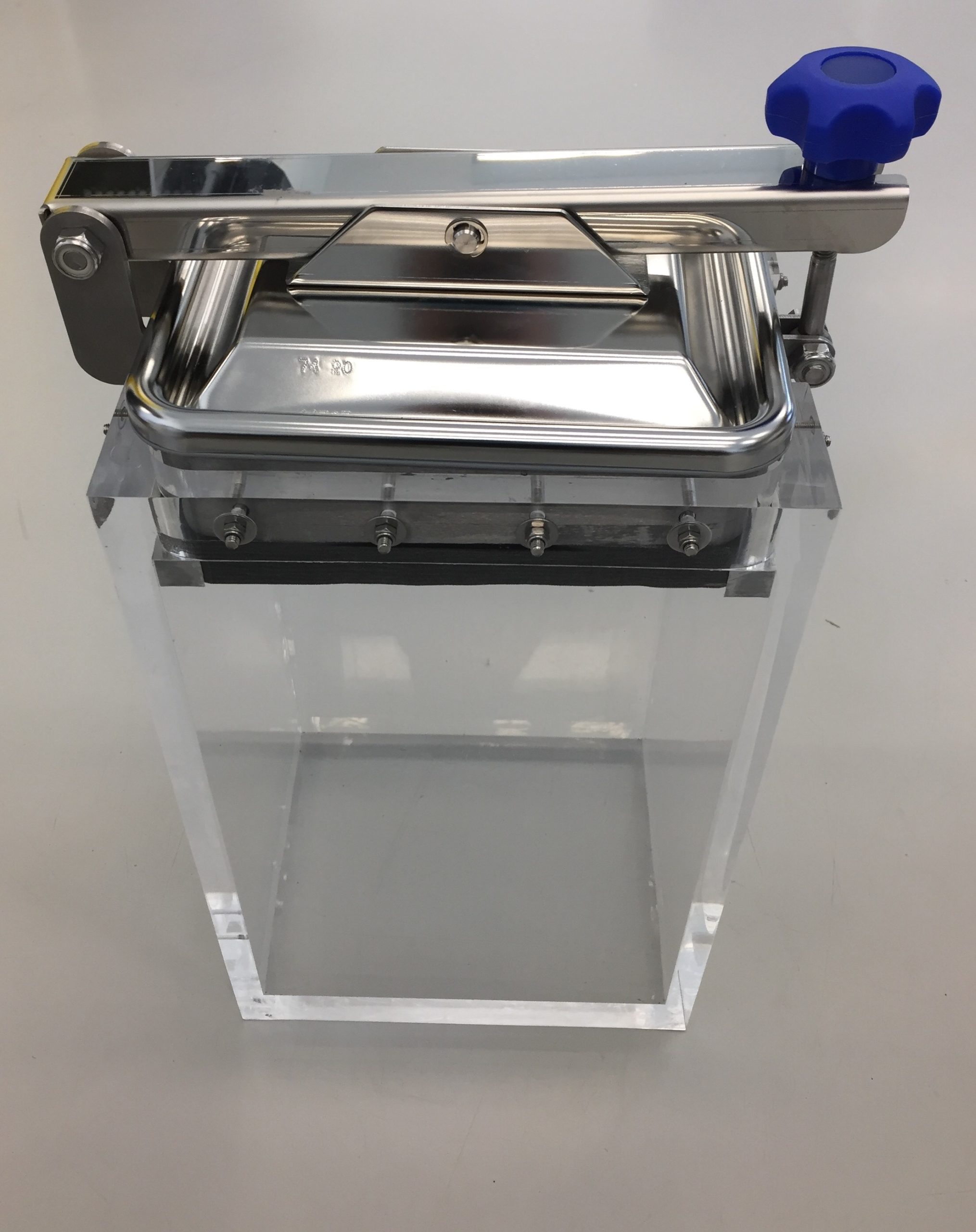 Cuve plexiglas à trappe inox