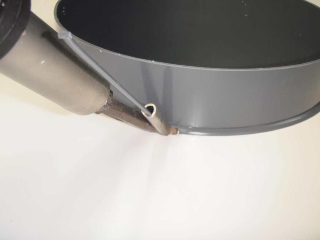 Pliage soudure plastique à chaud : démonstration en cours avec outil chauffant appliquant une soudure sur le bord d’un élément en PVC gris foncé.