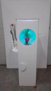 Support d’aquarium en plexiglas blanc avec bac à induction lumineux circulaire bleu-vert, prêt à être assemblé. comment faire aquarium plexiglas intégrée.